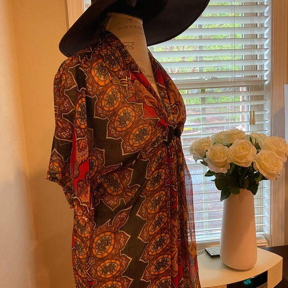 Beautiful blouse! Nice and rich combination color - Picture 4 of 8